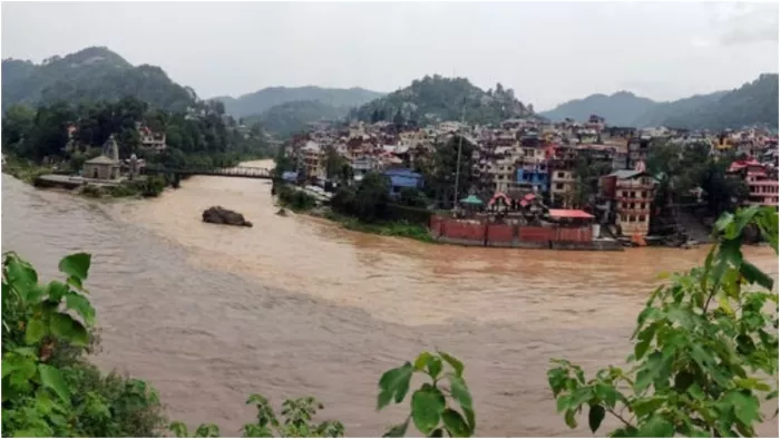 बारिश के मौसम में भूलकर भी न बनाएं इन जगहों पर घूमने का प्लान