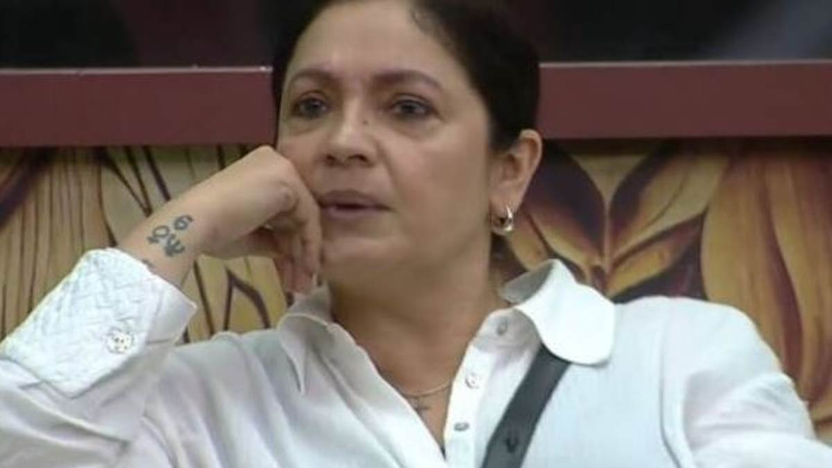 bigg boss ott 2 pooja bhatt open her heart with abhishek malhan aka fukra insaan in salman khan show says misses her father mahesh bhatt alot