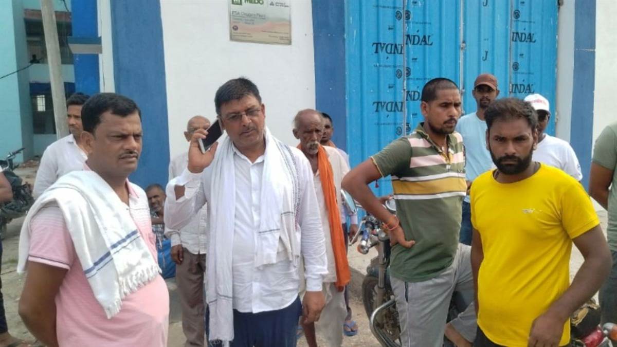 kanwariya vehicle crushed the people sitting near the temple one died
