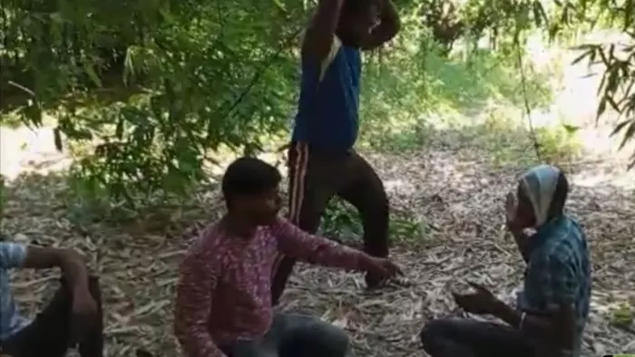 पिटाई के बाद युवक से चप्पल पर थूक चटवाने का वीडियो प्रसारित