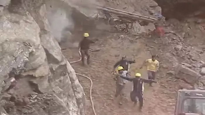 Landslide on Badrinath Highway: मजदूर अपनी जान बचाने के लिए भागे।