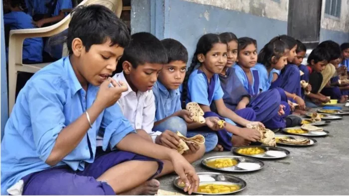 बिहार में मध्याह्न भोजन करते छात्र (जागरण फोटो)