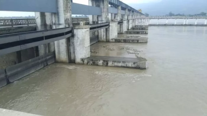 गंडक बराज से डिस्चार्ज किया गया 1.75 लाक क्यूसेक पानी। (फोटो- जागरण)