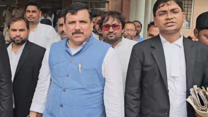 कोर्ट परिसर में अधिवक्ताओं संग आप के राज्यसभा सांसद संजय सिंह (दाएं से दूसरे)। जागरण