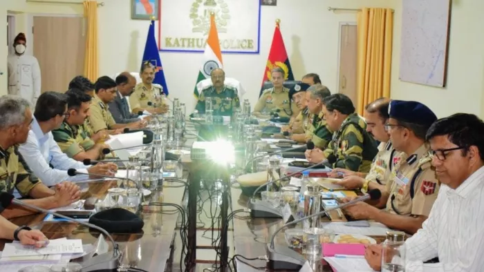 डीजीपी आर.आर स्वैन पुलिस अधिकारियों के साथ बैठक करते हुए (जागरण फोटो)