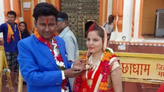 आरोप लगाने वाले युवक ने पेश की शादी की फोटो।- सोशल मीडिया