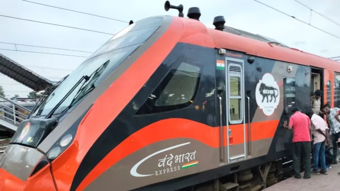 नये लुक में टाटानगर स्टेशन पर खड़ी वंदे भारत एक्सप्रेस। फोटो- जागरण