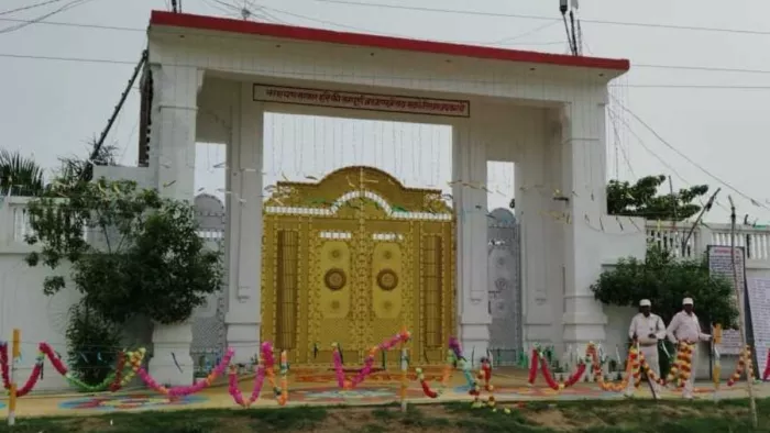 रामकुटीर आश्रम के इसी सुनहरे गेट के अंदर से लगाया गया पर्दा। जागरण