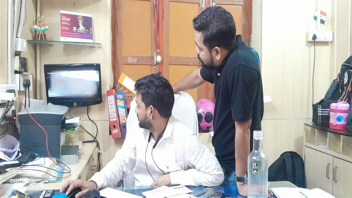 jalaun atm theft attempt siren alerts police thief escapes