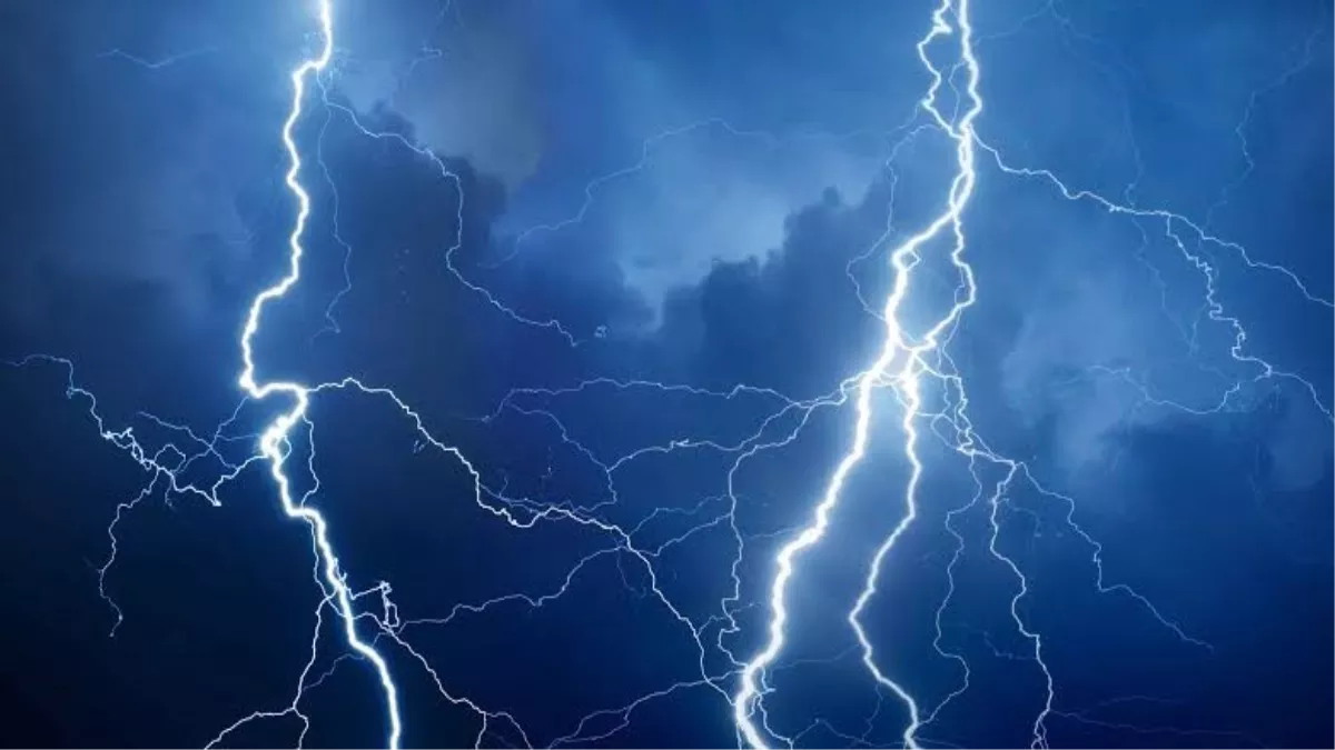 UP Weather Update:  भारी वर्षा व वज्रपात से बचाव को एडवाइजरी जारी, भूलकर भी न करें ये 7 गलतियां