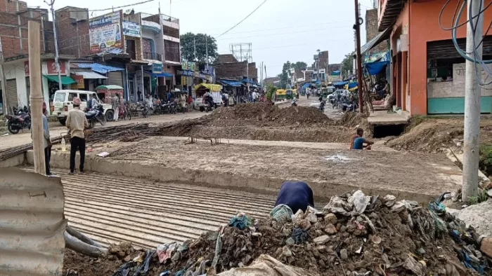 किसानों के लिए मुसीबत बनी पांच सौ करोड़ की सड़क, टेल तक नहीं पहुंच रहा पानी