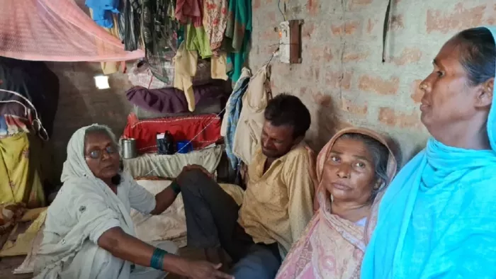 गंडक में बच्चों के डूबने के बाद विलाप करते स्वजन। जागरण