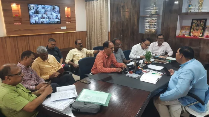 दीक्षा समारोह को लेकर बैठक करते कुलपति। जागरण