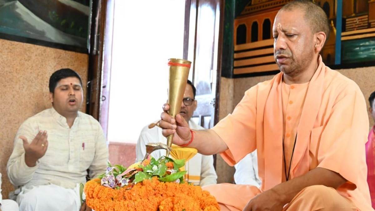 cm yogi adityanath performs rudrabhishek on sawan first day at gorakhnath mandir gorakhpur