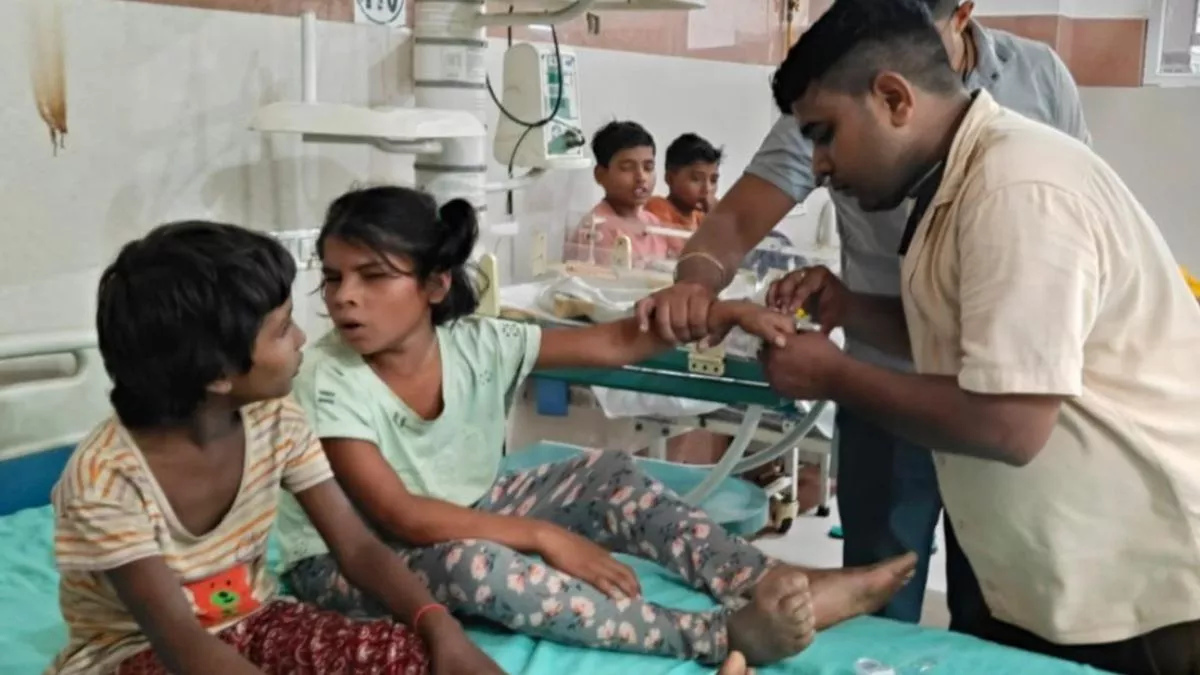 चुर्री खाते ही होने उल्टी, पेट में दर्द और जलन, तीन महिलाओं समेत 25 बच्चे की हालत बिगड़ी, मची अफरातफरी