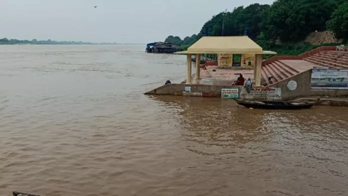 चंदौली: बलुआ घाट पर बने चेंजिंग रूम तक पहुंचा गंगा का पानी। जागरण।
