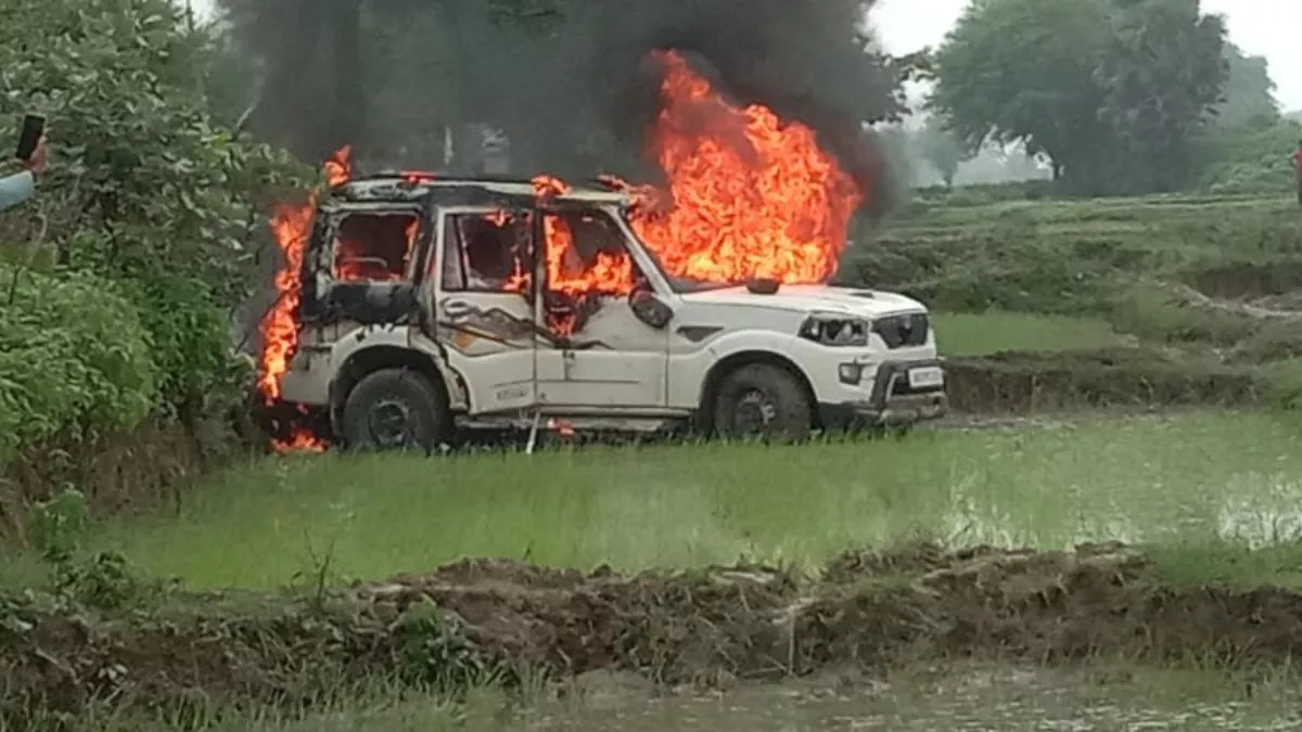 Gaya News:  पुलिस की स्कॉर्पियो से लगी टक्कर और युवक की हो गई मौत, लोगों ने गाड़ी में लगा दी आग