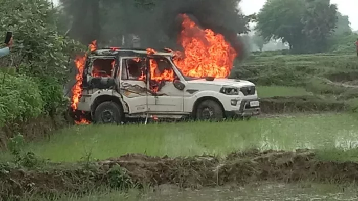 आक्रोशित लोगों ने पुलिस थाने में लगाई आग। जागरण फोटो