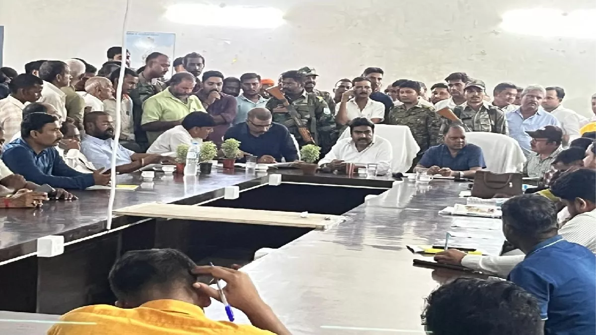 Jharkhand News: कर्मचारी से लेकर जेई तक मांगते हैं घूस, ग्रामीणों ने विधायक को सुनाई पीड़ा
