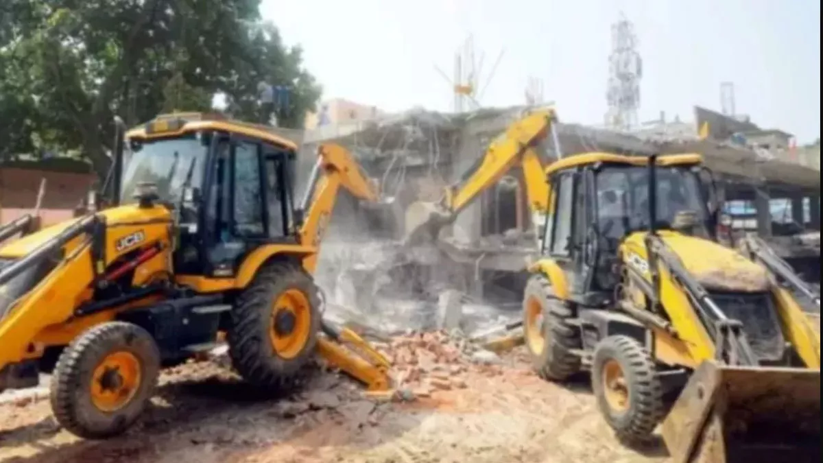 Uttarakhand: रेलवे की भूमि पर अतिक्रमण कर बनाई गई मजार, चली जेसीबी; मौके पर सुरक्षा बल रहा तैनात