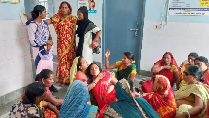 सीएचसी में विलाप करती मृतक संजय साव की पत्नी व परिजन। जागरण फोटो