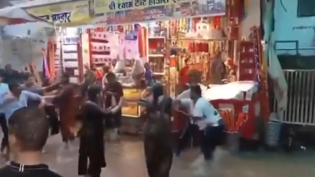 Video: खाटू श्याम मंदिर में क्यों जमकर चली लाठियां? दुकानदारों ने श्रद्धालुओं पर बरसाए डंडे; महिलाओं-बच्चों को भी नहीं बख्शा