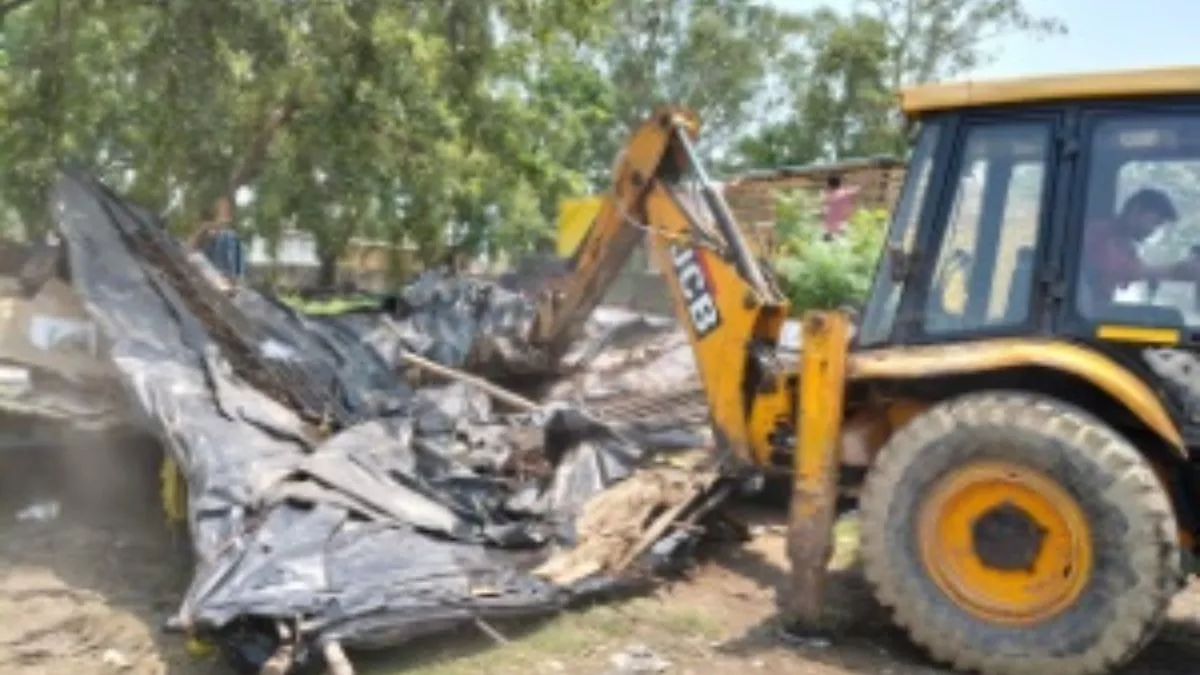 यूपी में Bulldozer Action! इस जिले में अतिक्रमण पर बड़ी कार्रवाई, खाली कराई गई सरकारी जमीन