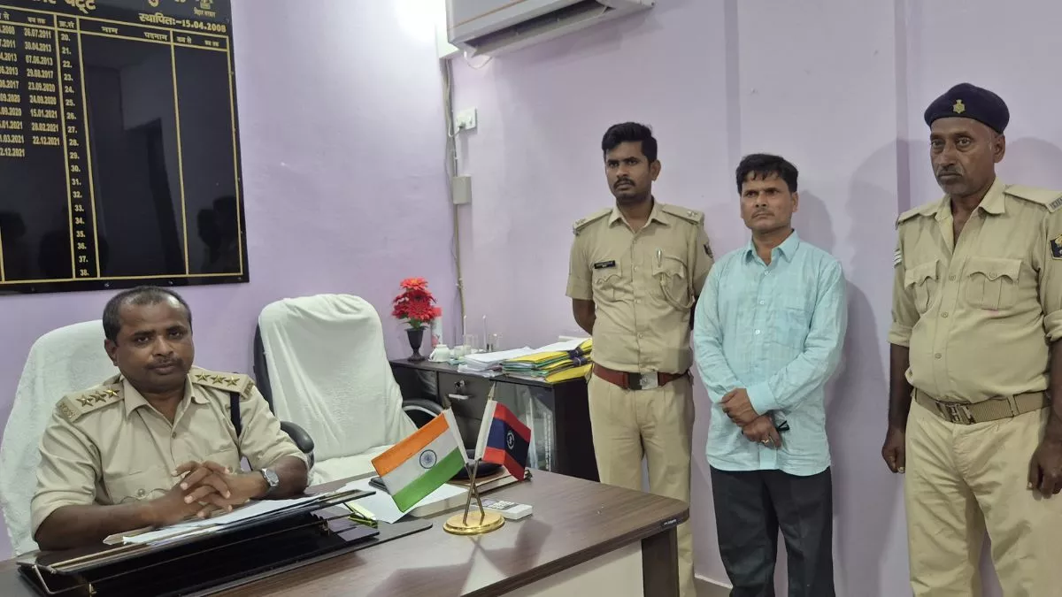 Bihar News: मंच पर मंत्री जी दे रहे थे भाषण, नशे में धुत होकर पहुंच गया अफसर; शराबबंदी की खुली पोल