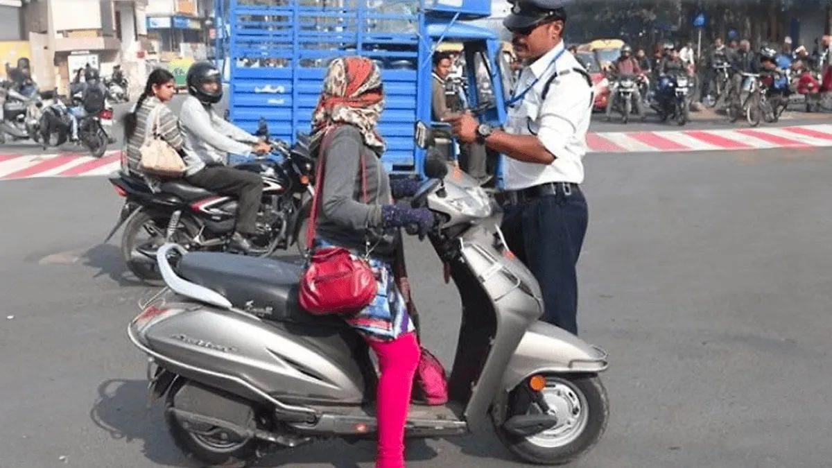 https://www.jagranimages.com/images/newimg/11072025/11_07_2025-traffic_police_23981119.jpg