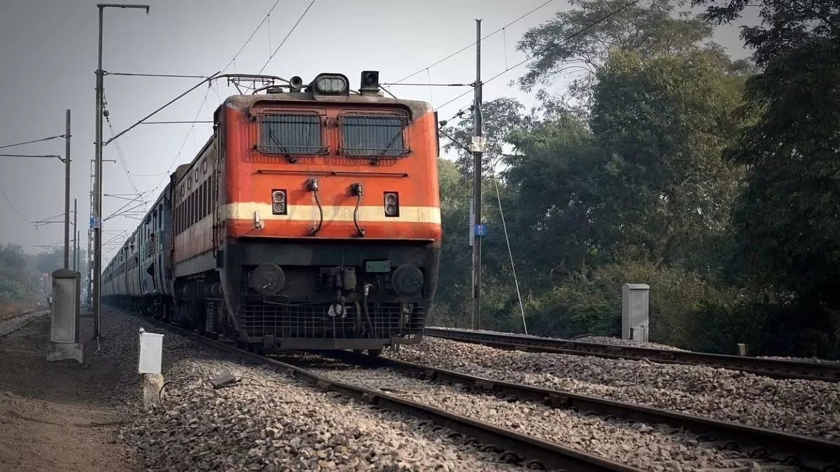 दस माह की बच्ची के साथ ट्रेन के आगे कूदी महिला, मां-बेटी की दर्दनाक मौत; ससुराली पर लगे गंभीर आरोप