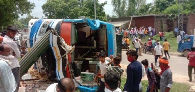 Dozen bus overturns, a dozen passengers injured