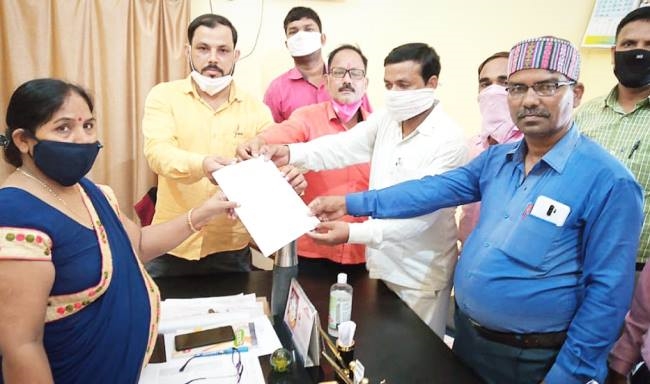 विद्यालयों की सफाई को लेकर बीडीओ को सौंपा ज्ञापन