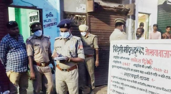 सरकारी दुकान में चल रहे अवैध शराब कारोबार का भंडाफोड़, तीन गिरफ्तार