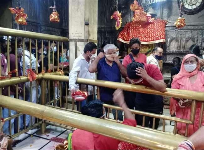 हिमाचल प्रदेश सरकार ने कोरोना के बढ़ते मामलों को देखते हुए सख्‍ती बरती है।