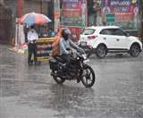 गया में रिमझिम बरसात के बीच राहगीर, जागरण फोटो।