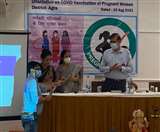 होटल पुष्&zwj;पविला में गर्भवती महिलाओं के लिए वैक्&zwj;सीन पर आयोजित वर्कशॉप में सीएमओ आगरा।