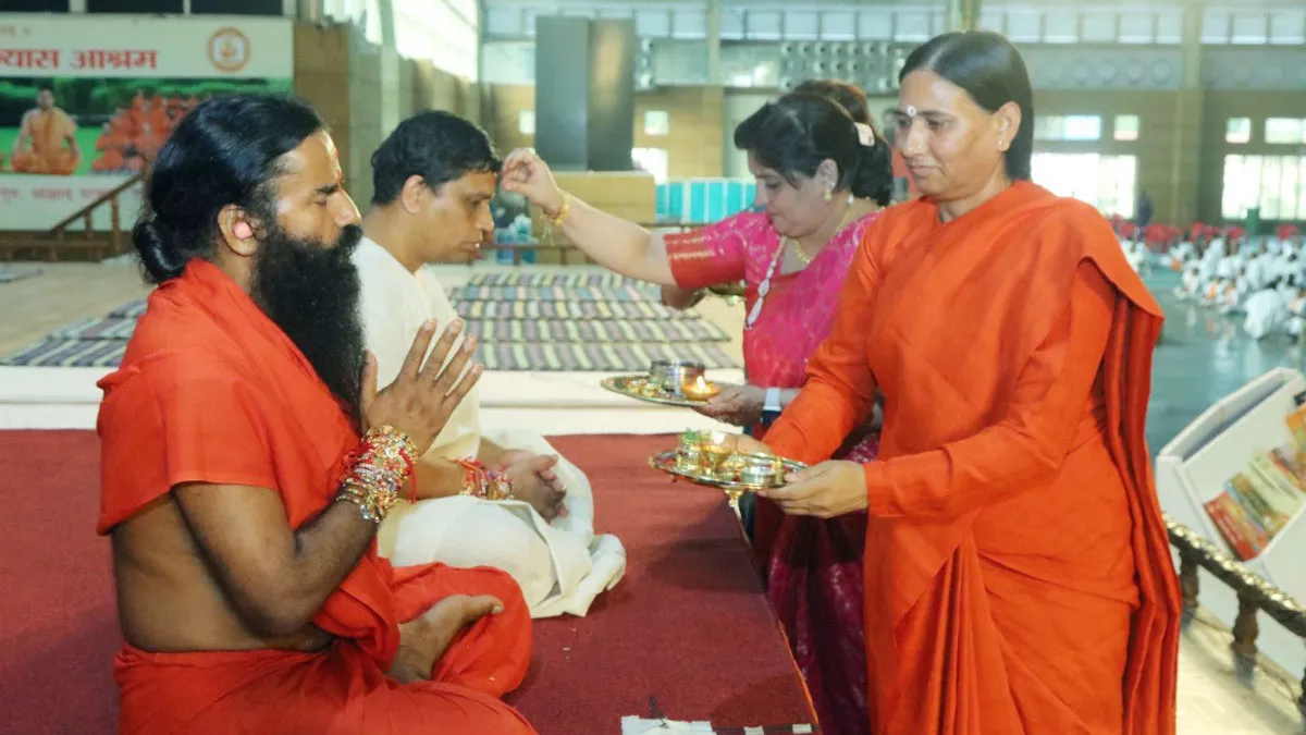 Baba Ramdev: बहनों ने योगगुरु बाबा रामदेव और आचार्य बालकृष्ण को बांधा रक्षा सूत्र