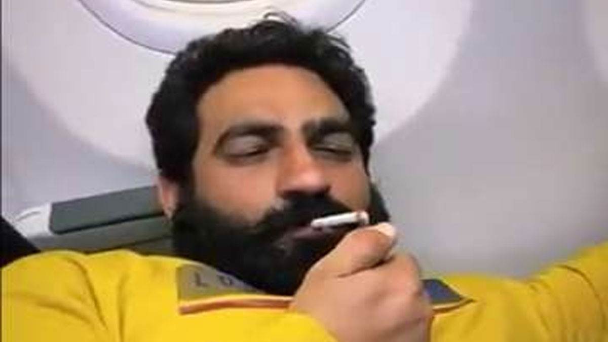 वीडियो में बाबी को स्पाइसजेट के विमान में बीच की सीट पर सिगरेट जलाते हुए दिखाया गया है।