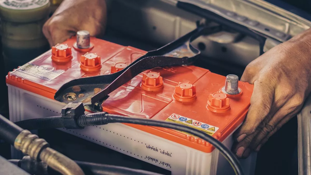 Car Care Tips: आपके कार की बैटरी चलेगी सालों साल, बस फॉलो करें ये आसान से टिप्स