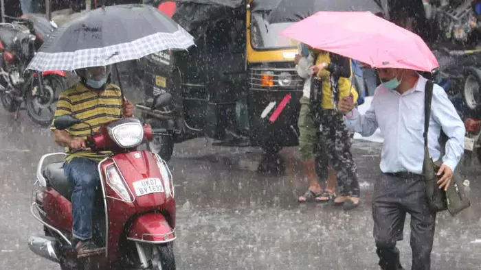 Dehradun Weather News उत्तराखंड में धूप और बादलों की आंख-मिचौनी के बीच कहीं-कहीं भारी वर्षा का क्रम जारी है।