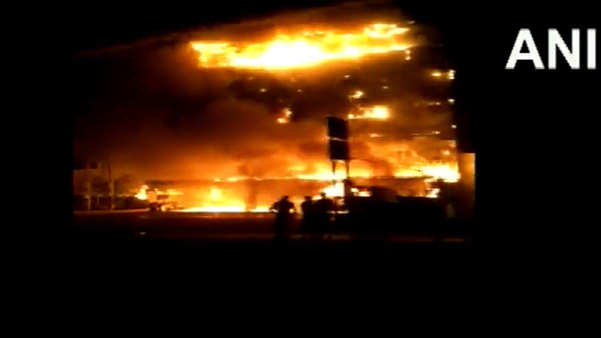 गुजरात के जामनगर (Gujarat's Jamnagar) में गुरुवार को एक होटल में भयानक आग लग गई।