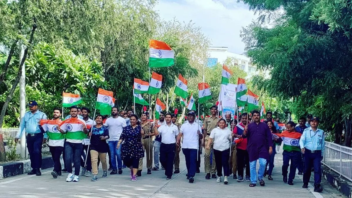 Har Ghar Tiranga Abhiyan: लखनऊ में एनसीसी कैडेटों ने निकाली तिरंगा यात्रा, घरों पर झंडा फहराने का दिया संदेश