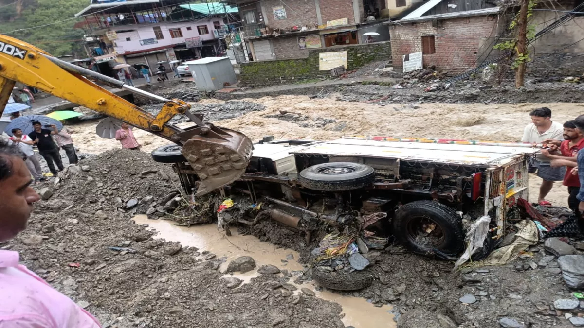 Shimla Weather News: शिमला के नेरवा में नाले में आई बाढ़ में बह गईं तीन कारें और पिकअप जीप