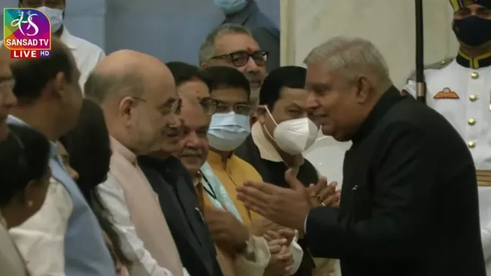 उपराष्ट्रपति पद की शपथ लेने के बाद नेताओं से मिलते जगदीप धनखड़।