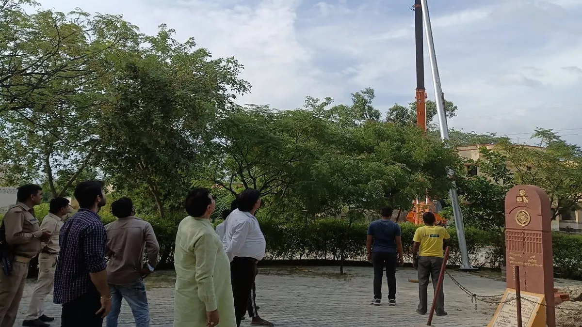 Amrit Festival of Freedom : अलीगढ़ के जवां में शान से लहराएगा 100 फुट ऊंचा तिरंगा