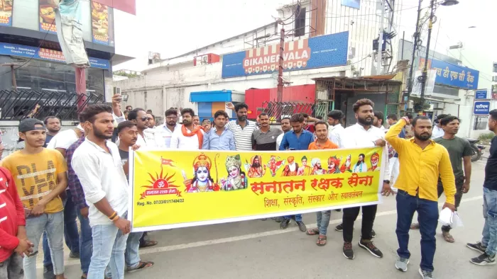 भेलूपुर के विजया आइपी माल के सामने सनातन रक्षक सेना के कार्यकर्ताओं ने जमकर नारेबाजी की।