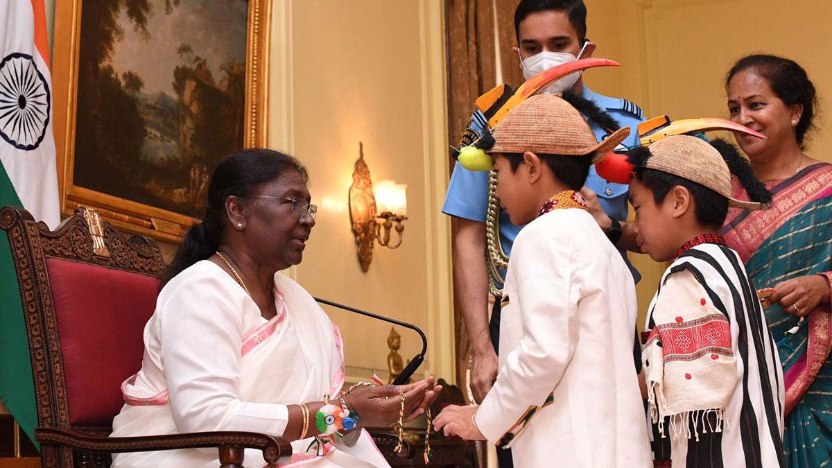 राष्ट्रपति भवन में राष्ट्रपति द्रौपदी मुर्मु को देहरादून के जनजातीय दून संस्कृति विद्यालय के बच्चों ने राखी बांधी। साभार विद्यालय