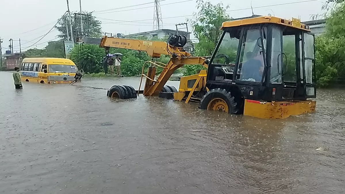 Flood Alert In Jammu: जम्मू में पिछले 24 घंटों में हुई रिकार्डतोड़ 240 एमएम वर्षा, जलस्रोतों से दूरी बनाने की हिदायत