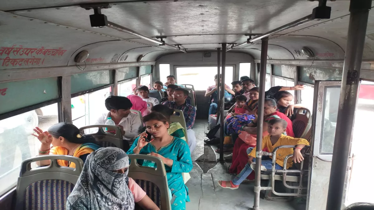 वाराणसी में रक्षा बंधन पर रोडवेज की बसों में उमड़ी बहनों की भीड़, निश्शुल्क सवारी का उठाया लाभ