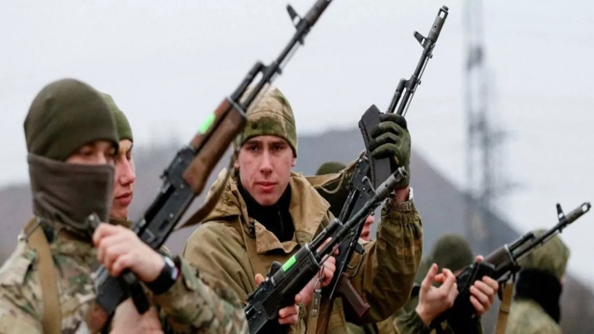 Russia Ukraine War: कैदियों के सहारे यूक्रेन से लड़ेगा रूस, युद्ध छोड़कर भाग रही पुतिन की सेना